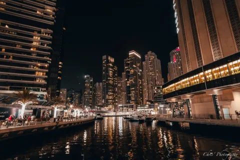 أضواء مرسى دبي ليلاً على الماء
