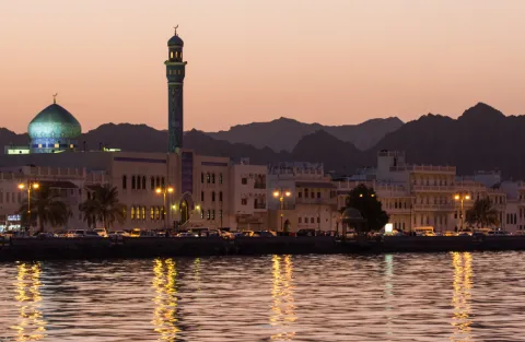 جامع ومباني كورنيش مطرح في مسقط عند الغروب